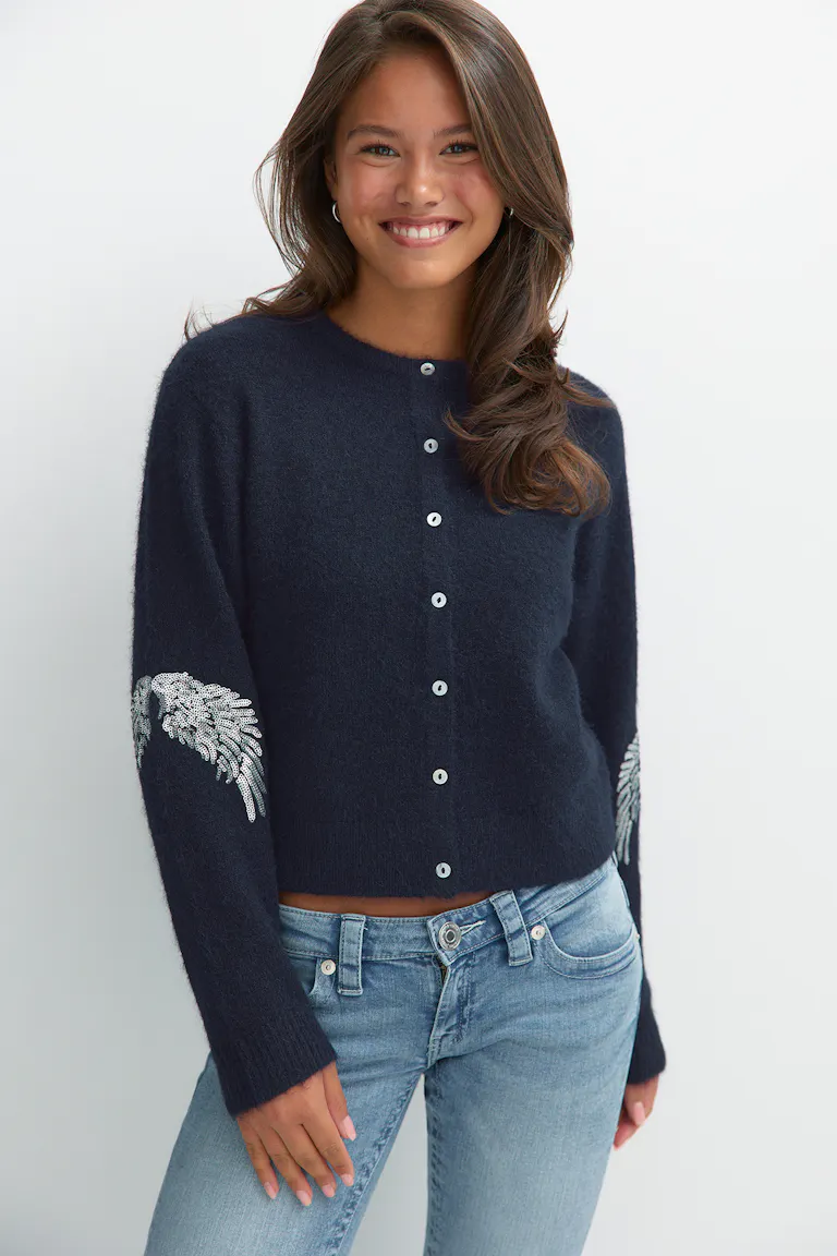 Schwarzer Rollkragenpullover mit „Rock & Amour“-Aufdruck.