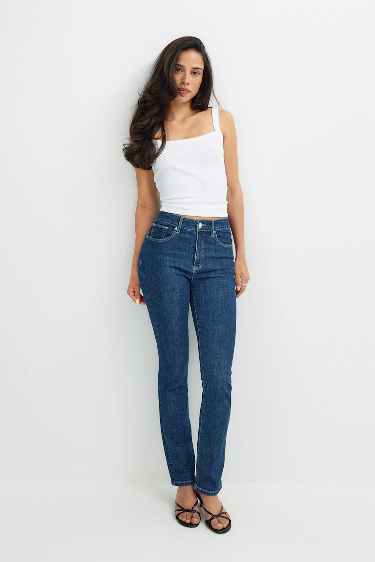 id: 321931
StyleColorSupplier: 17919
Vit ärmlös topp med blå jeans och svarta sandaler med remmar.