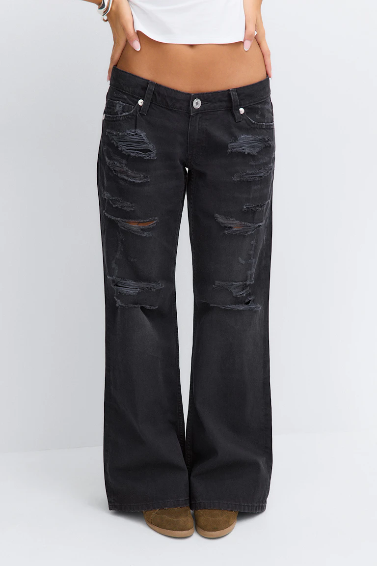 Sorte jeans med slidt look og brede ben.