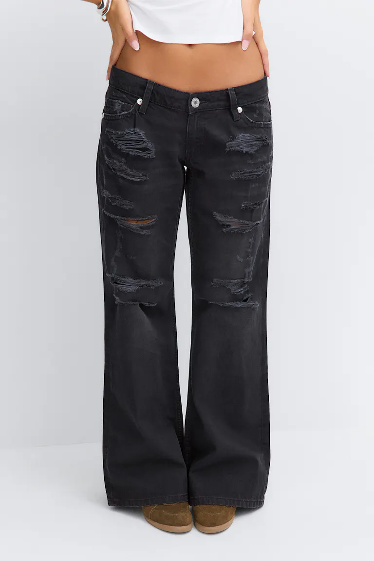 Jean noir à jambes larges, effet vieilli.