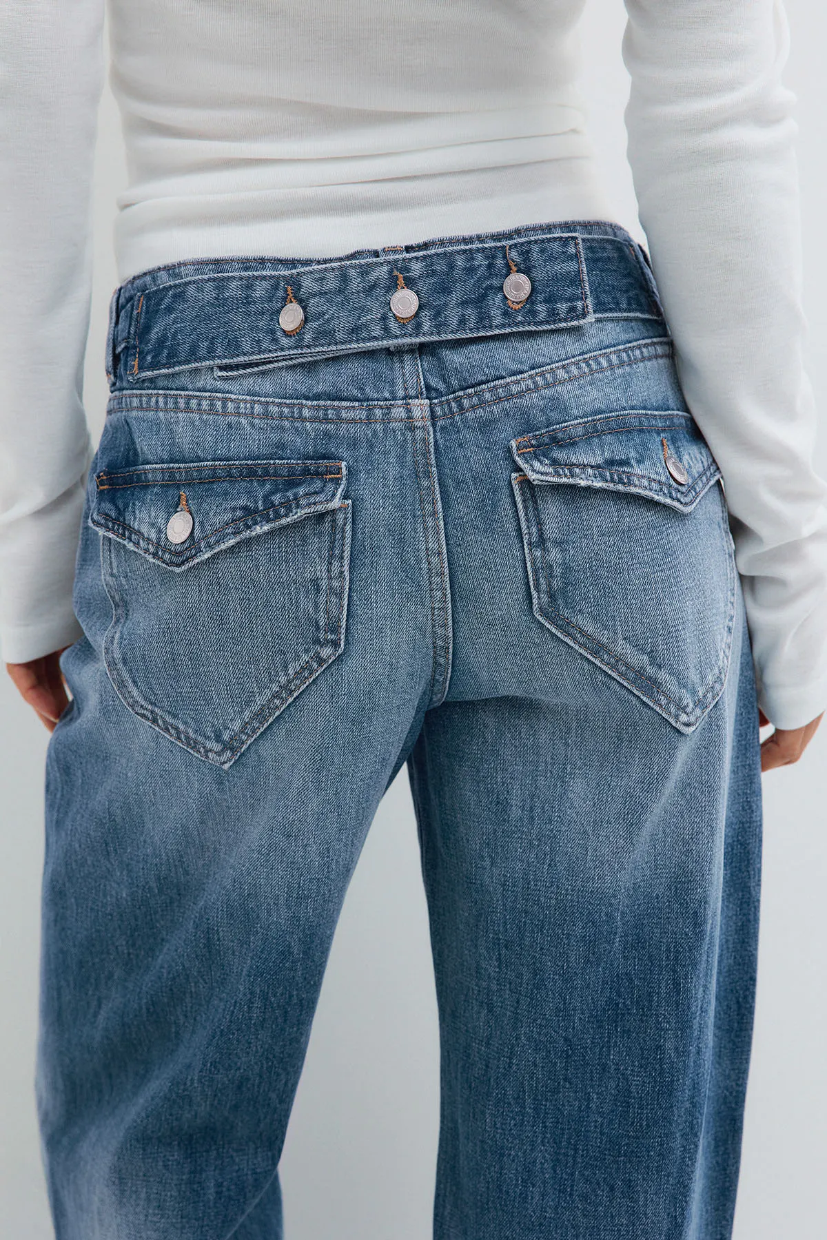 Button snap back jeans - Sininen - Nainen - Gina Tricot