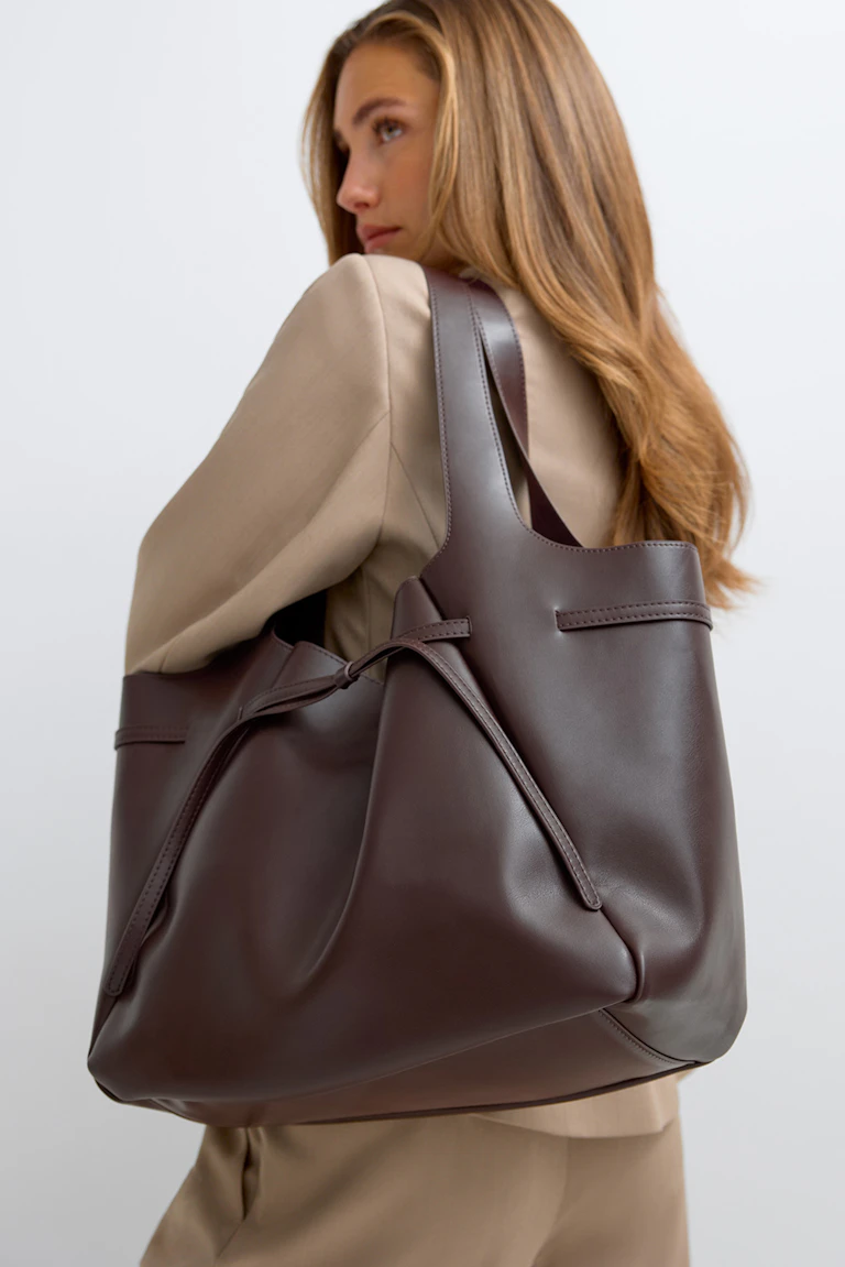 ID 323608: Beiger, taillierter Blazer und Hose mit einer braunen Ledertasche. StyleColorSupplier 16565.