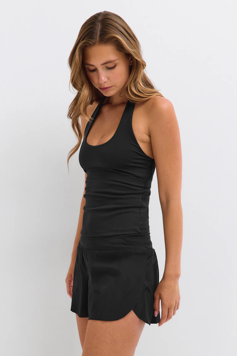 Sort top med halterneck og matchende sorte shorts.