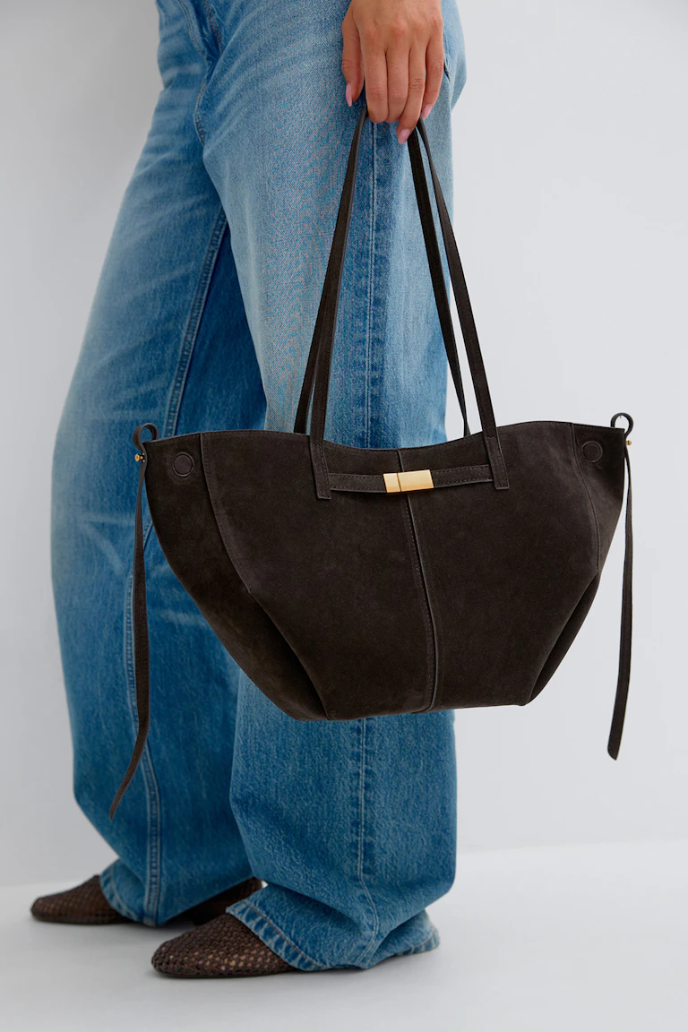 id: 324040 — StyleColorSupplier: 18251: blaue Jeans mit weitem Bein, braune Ballerinas aus Mesh und eine schwarze Oversize-Tragetasche mit langen Trägern und einem goldfarbenen Verschluss.