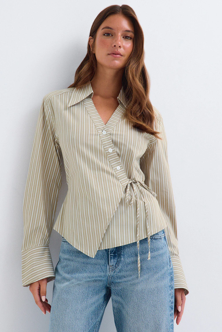 ID 324348 / StyleColorSupplier 14423: Beige stripete bluse med krysset snitt og bånd i livet, kombinert med lyseblå jeans.