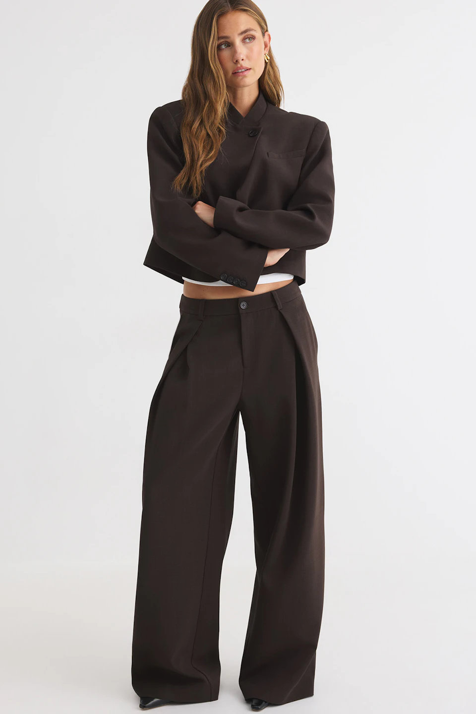 Edgy wide pleated trousers