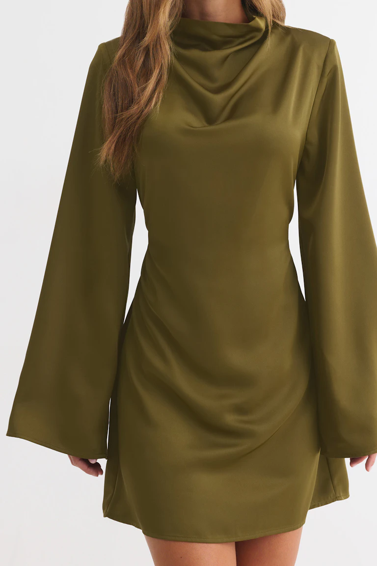 Olivfarbenes Minikleid mit drapiertem Cowl-Ausschnitt und weiten, langen Ärmeln.