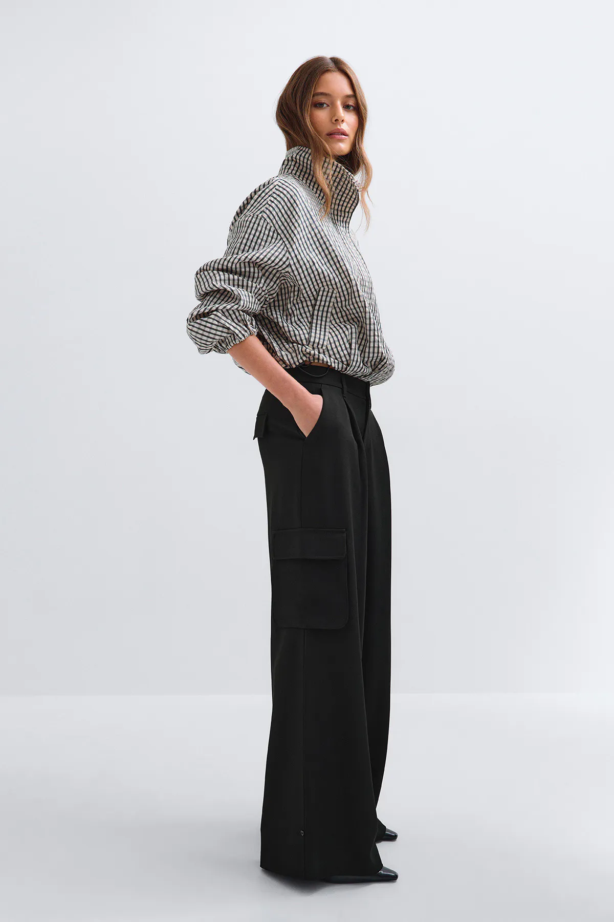 Pleated cargo trousers — byxor med fickor från Gina Tricot