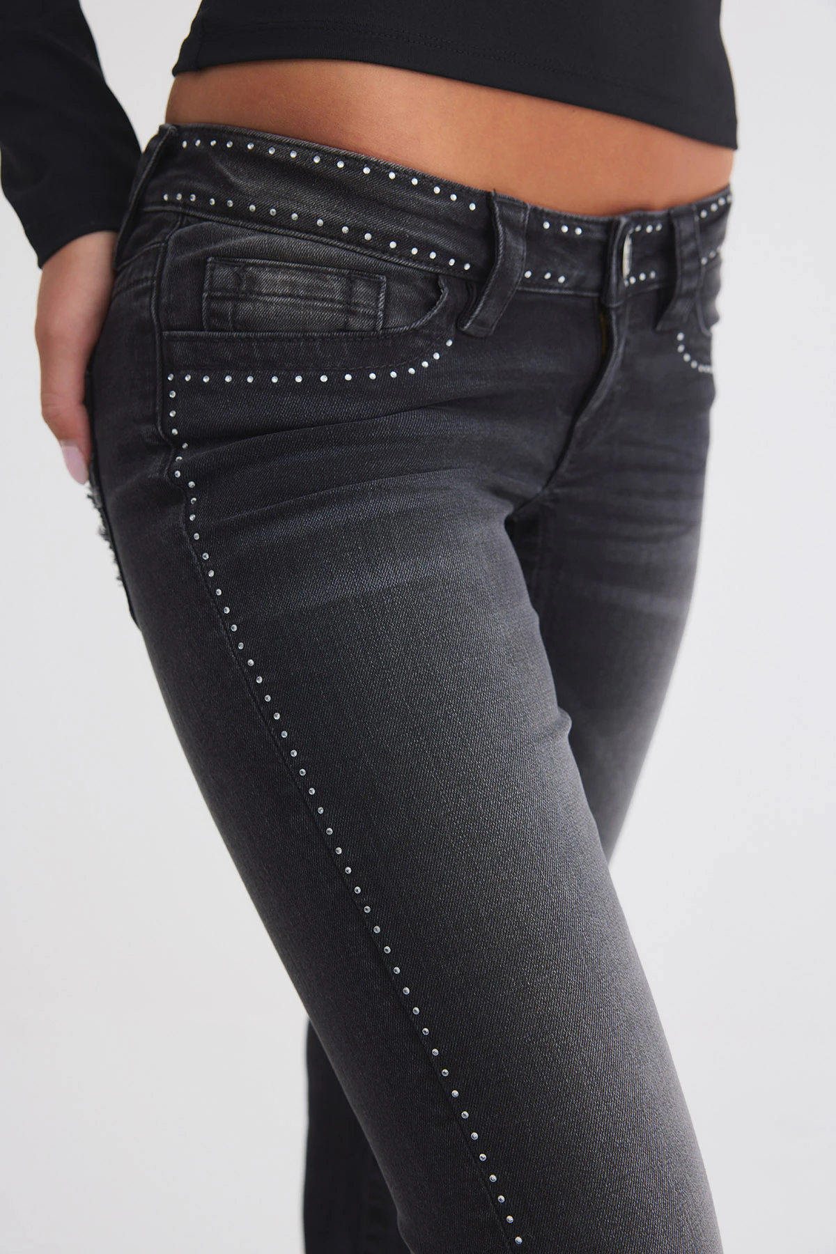 Gina Tricot 14+ runway studs jeans dam – bild 2