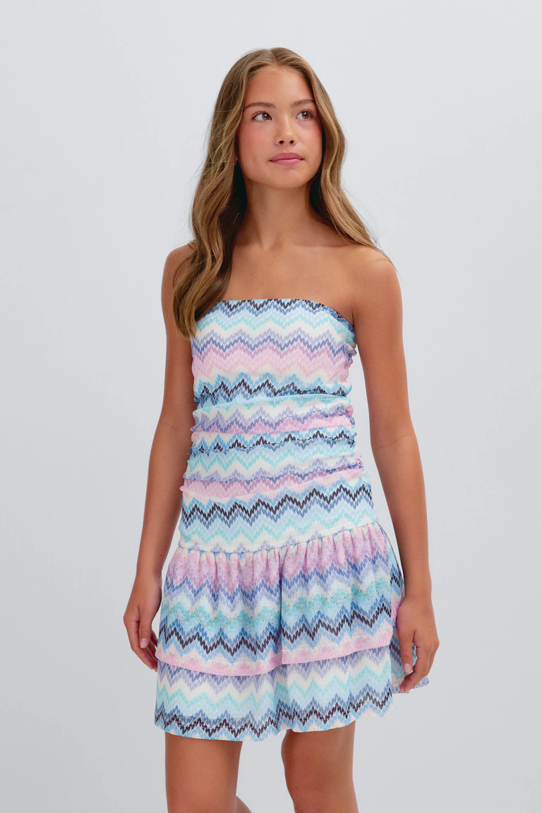 Trägerloses, gestuftes Minikleid mit einem pastellfarbenen Zickzackmuster in Rosa, Blau, Mint und Lavendel mit schwarzen Akzentlinien und gerafften Stufen.