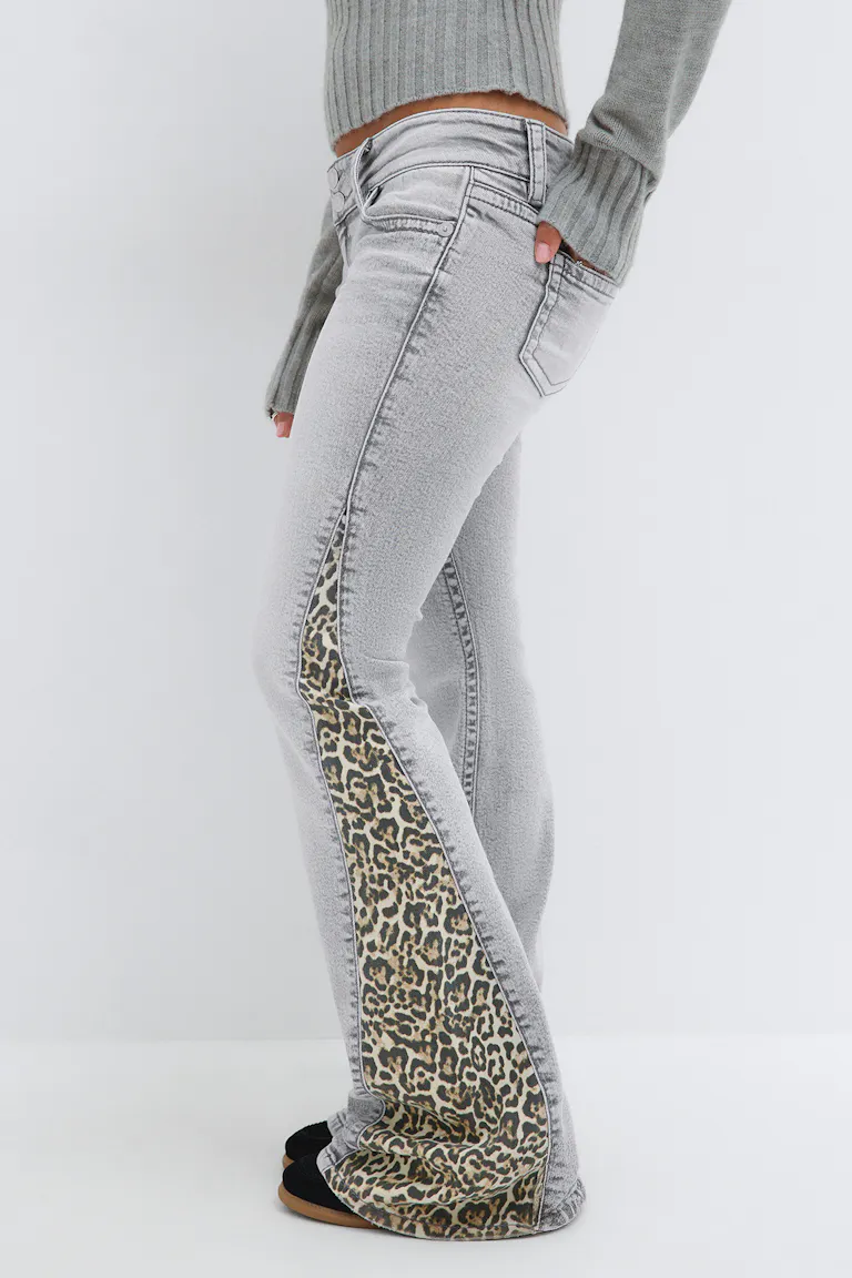 Light grey ribbed sweater with light grey jeans featuring leopard-print side panels.