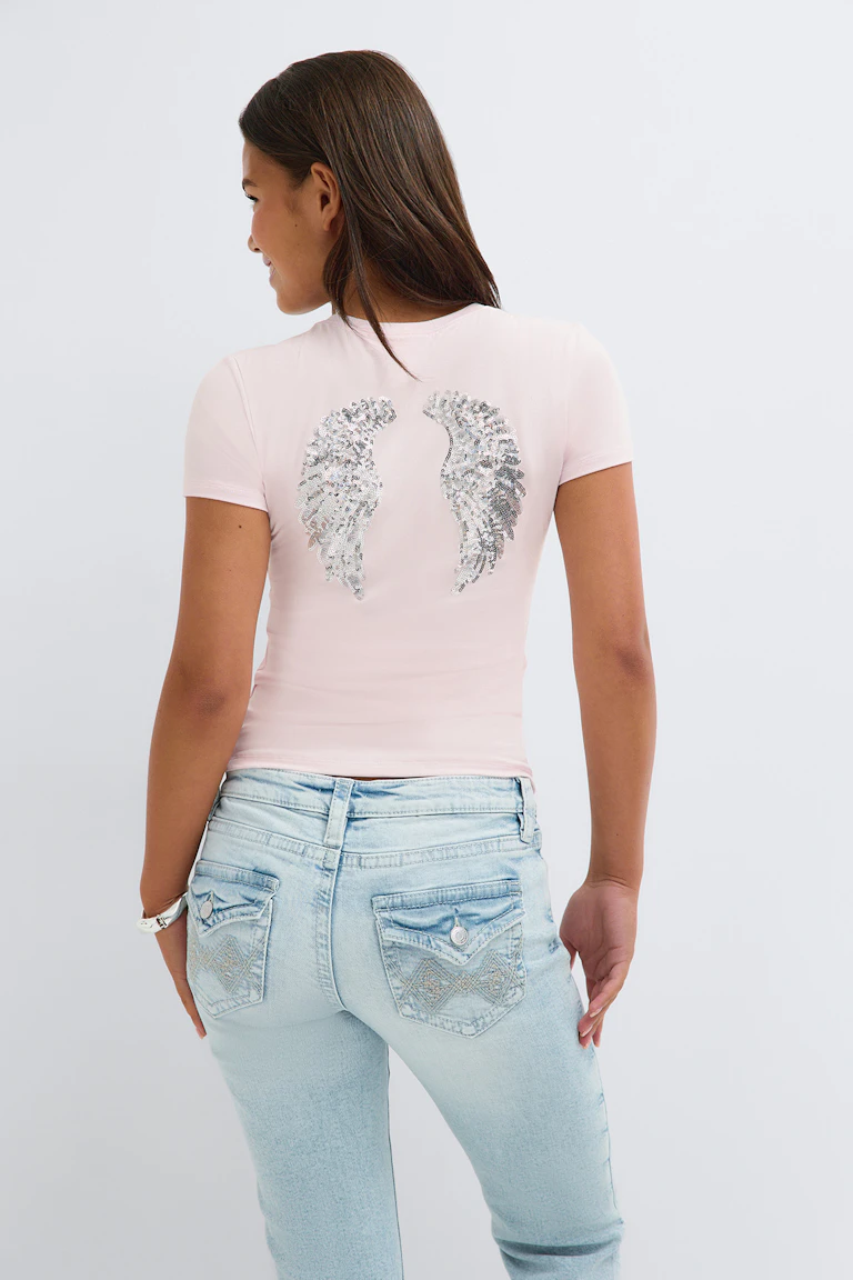 ID 332008, StyleColorSupplier 11519-E: lyserød, tætsiddende T-shirt med pailletter i form af vinger på ryggen, kombineret med jeans i lys vask.