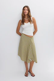 Asymmetric skirt