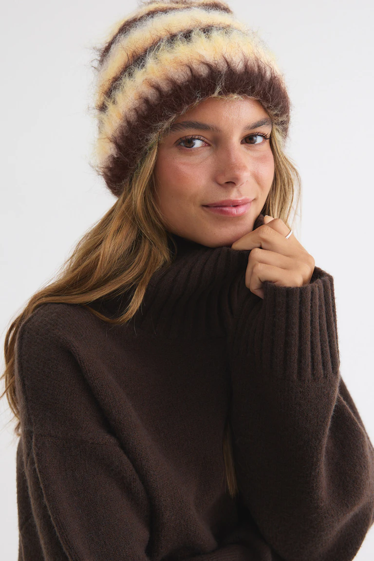 ID 332720, StyleColorSupplier 16355: mørkebrun, ribbet rullekravesweater og flerfarvet, lodden hue.