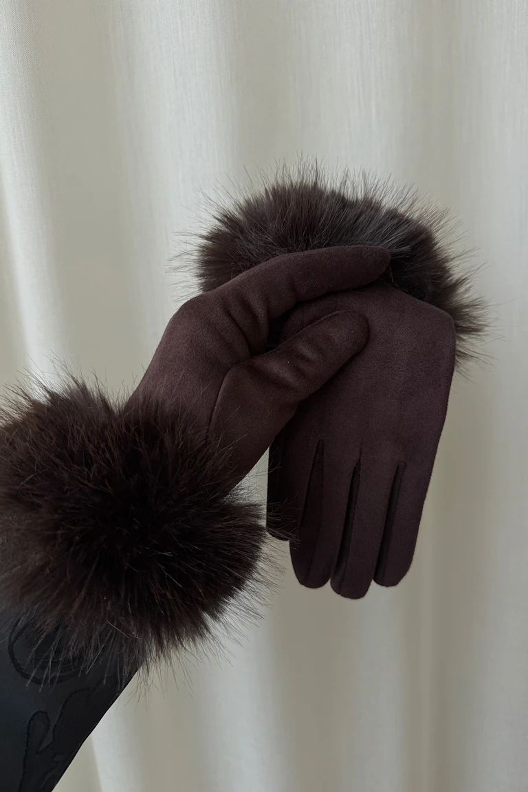 Mörkbruna handskar med pälsmanschetter.