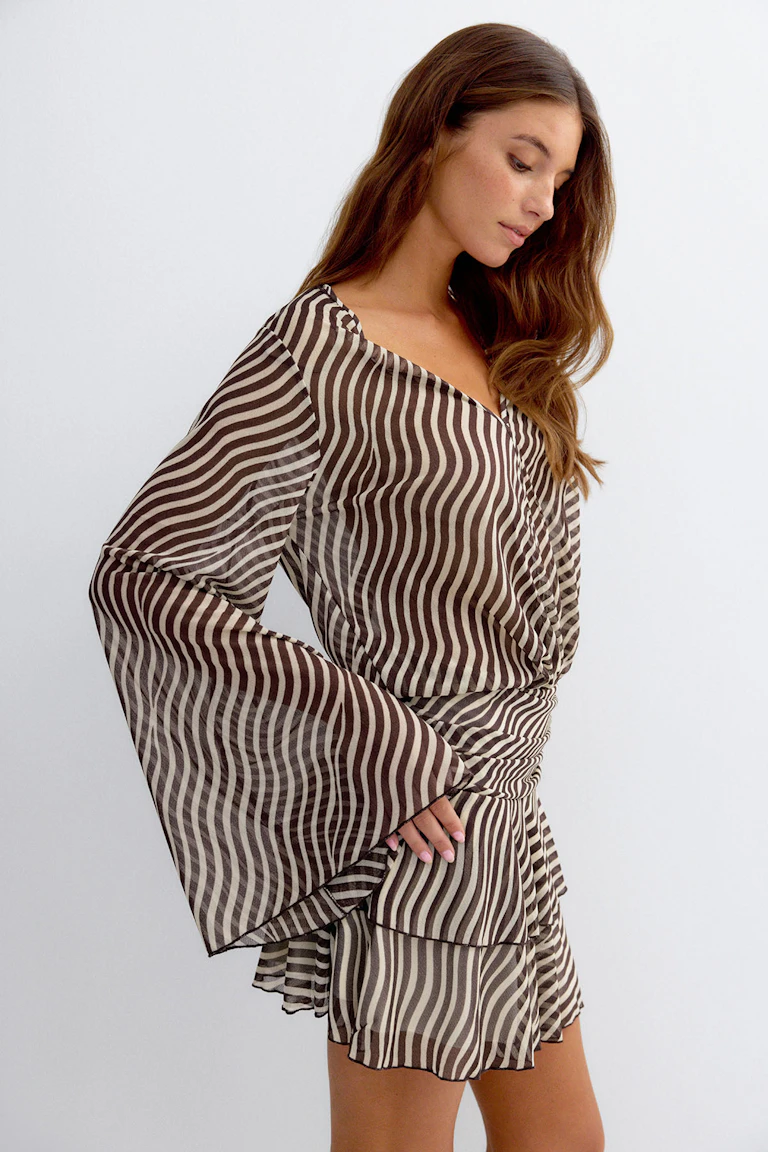 Mini robe en mousseline de soie marron et crème à rayures ondulées avec encolure en V, taille enveloppante froncée, manches cloche surdimensionnées et jupe à volants.