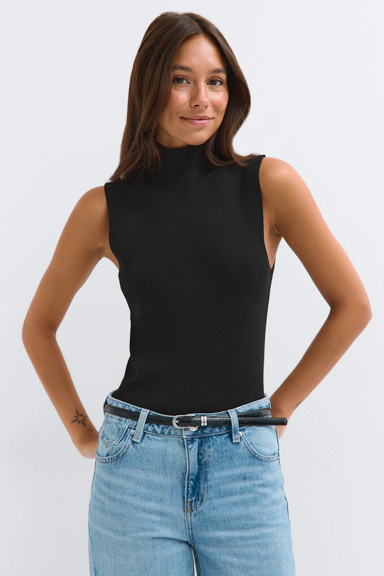 ID 336340, StyleColorSupplier 17490: musta hihaton korkeakauluksinen paita, vaaleansiniset farkut ja musta vyö.