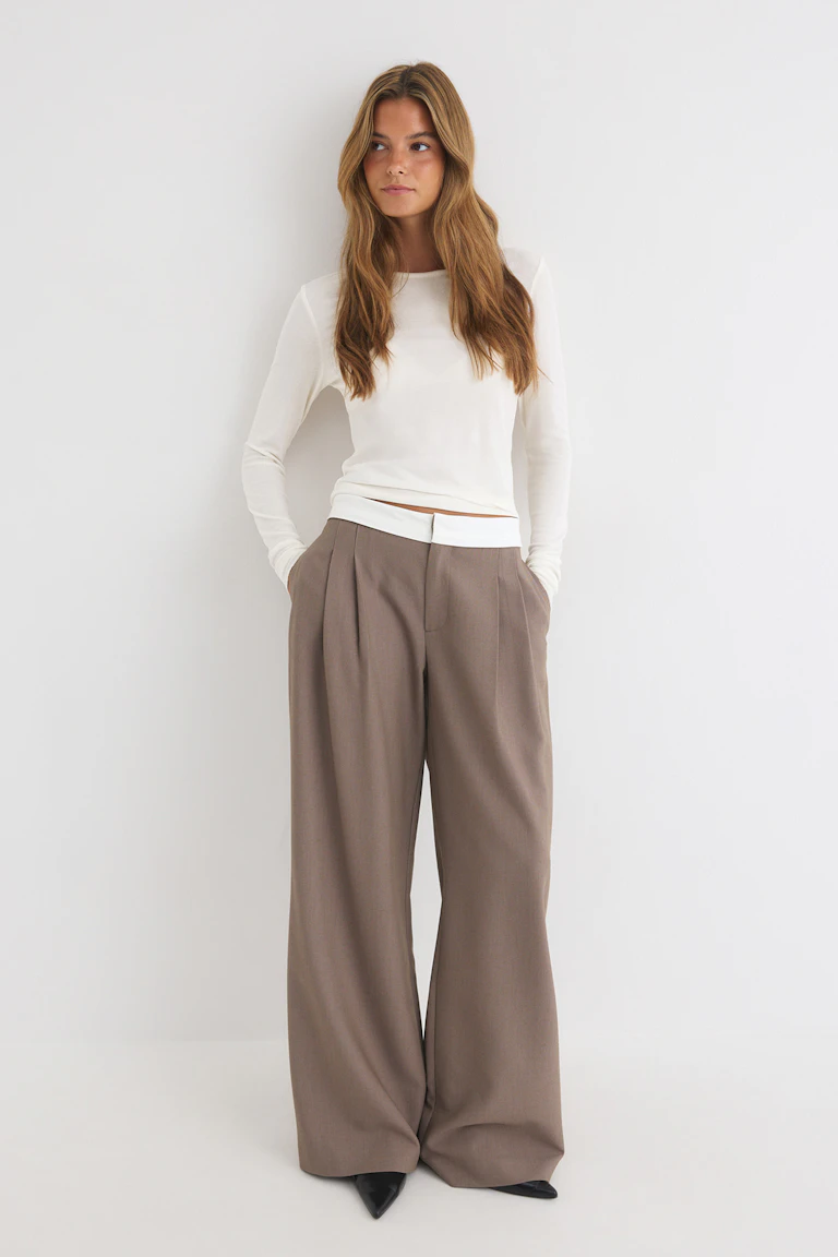 ID 341169, StyleColorSupplier 13146: vit långärmad tröja med taupefärgade byxor med vida ben.