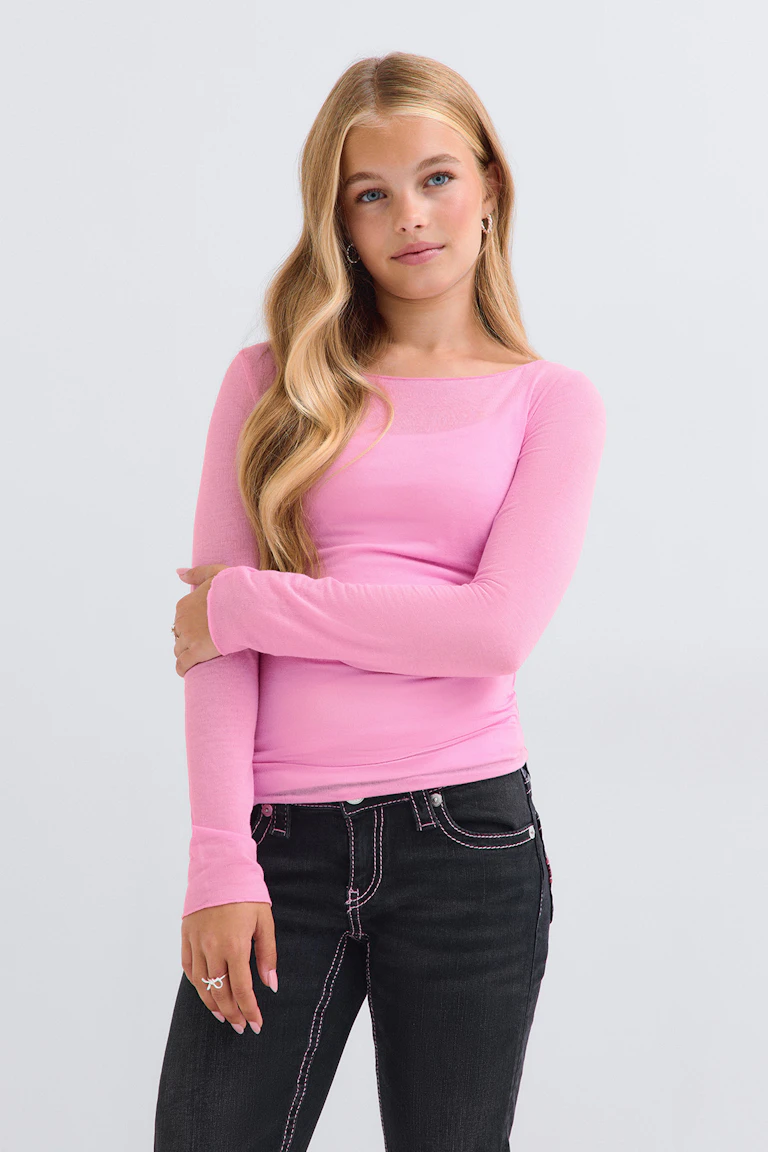 ID 342907: Het model draagt een roze, nauwsluitende top met lange mouwen en een zwarte spijkerbroek. StyleColorSupplier 11519-E.