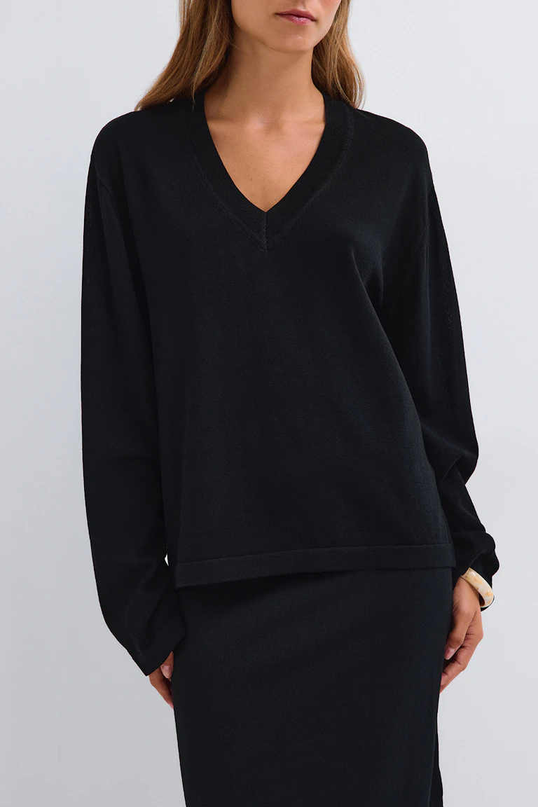 ID 344651: Sort langærmet bluse med V-udskæring og et matchende sort nederdel.