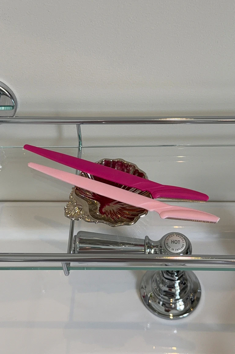 Hårspænder i magenta og lyserød.