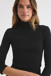 Quarter sleeve top