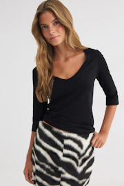 V-neck quarter sleeve top