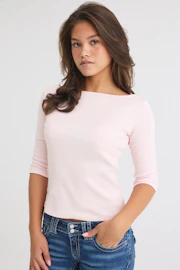 Y quarter sleeve boatneck top