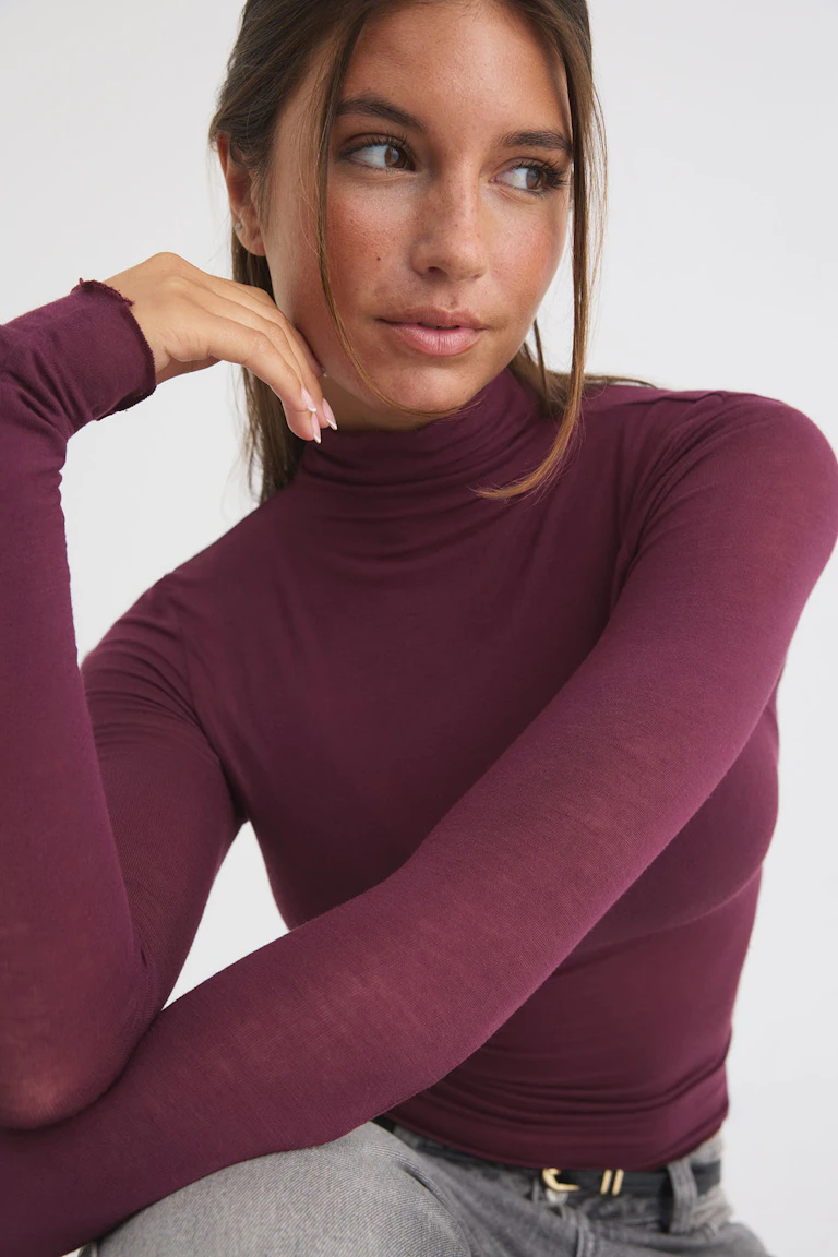 ID 354981 | StyleColorSupplier 16547: Vinröd, figursydd långärmad topp med ljusblå jeans.