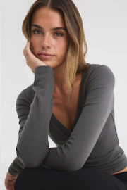 V-neck longsleeve top