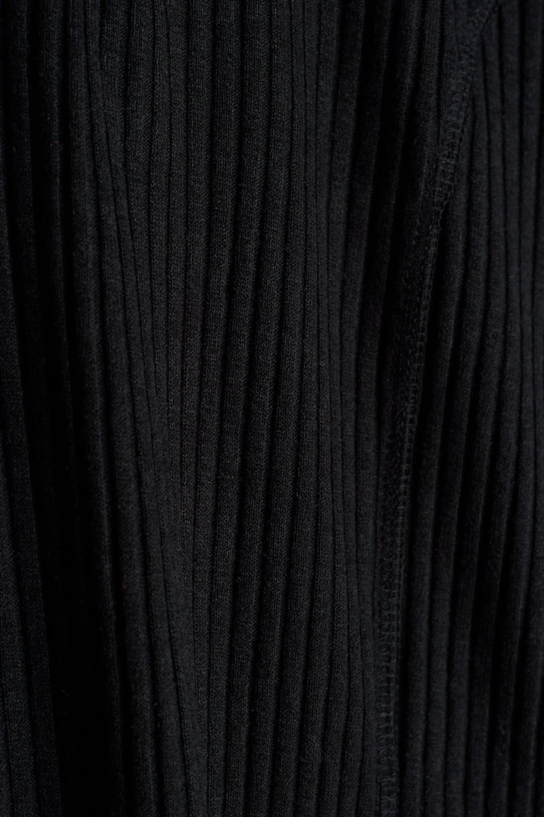 738819000