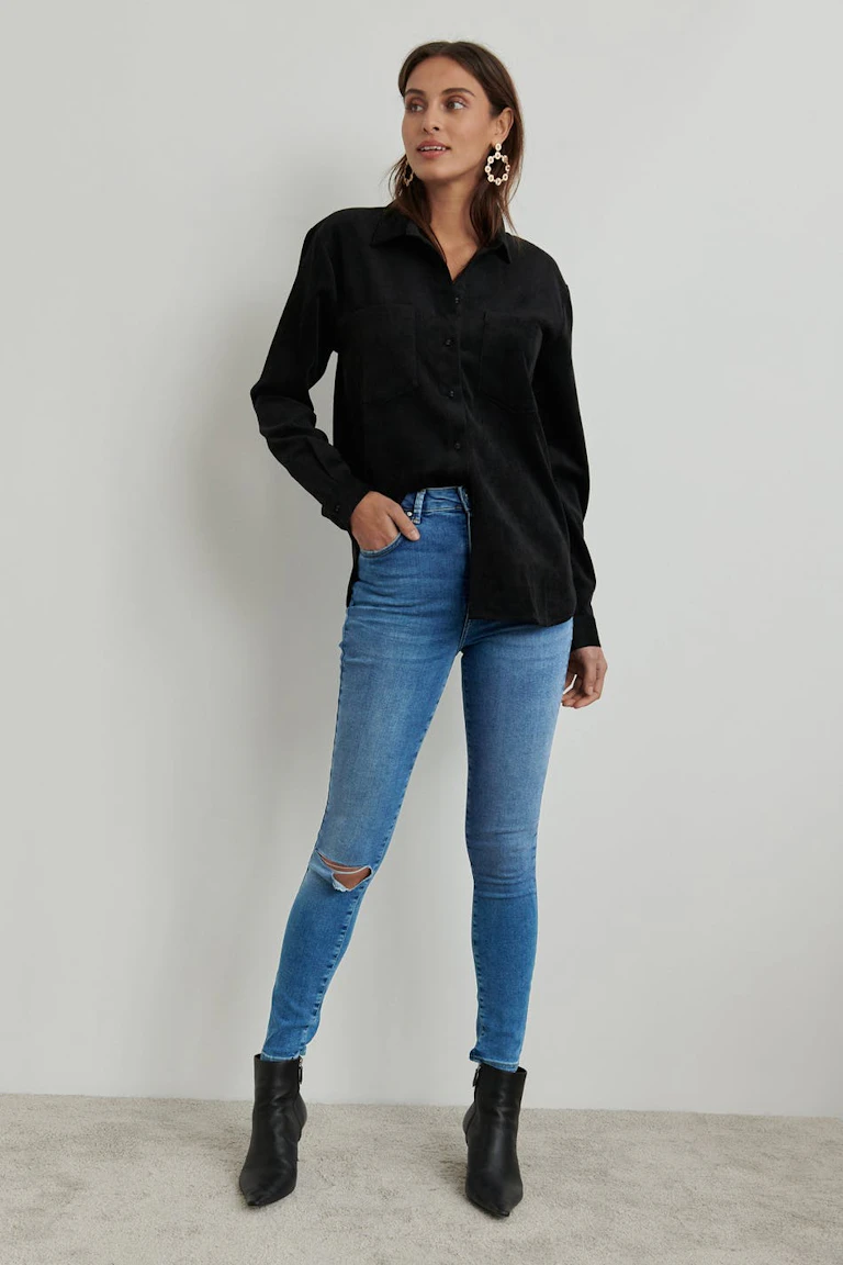858925004