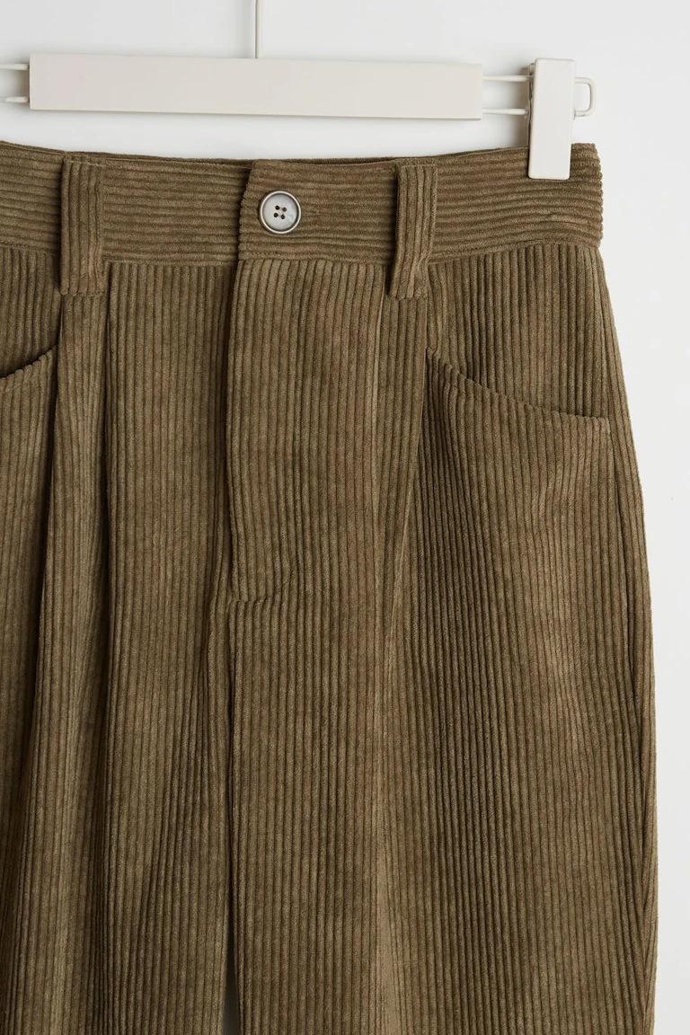 882056000