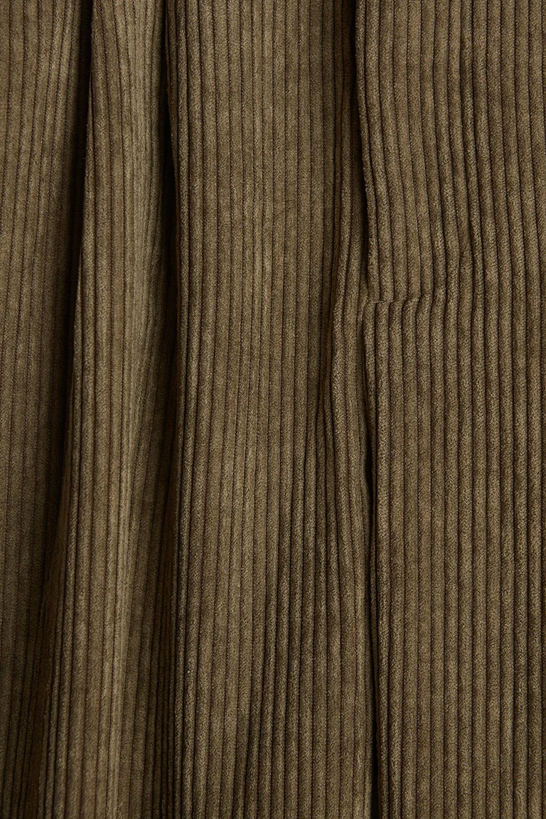 882056000