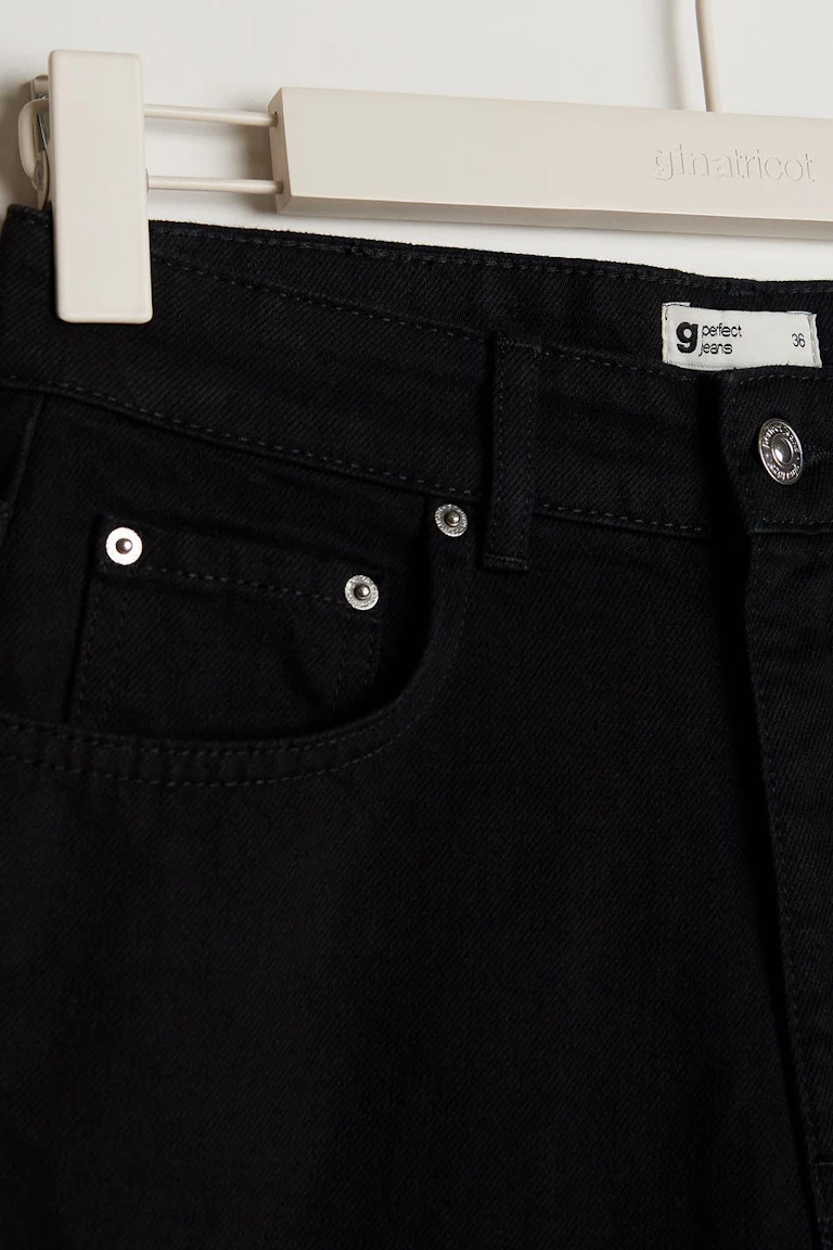 883209000