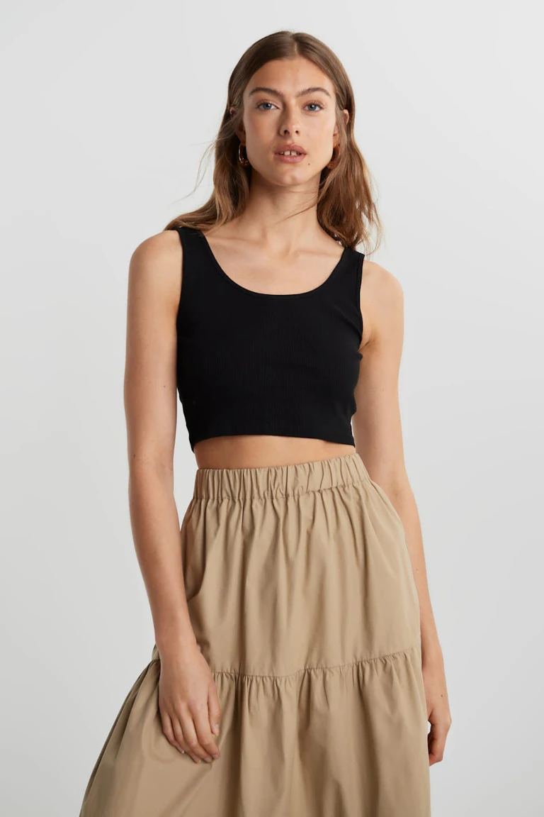 883919000