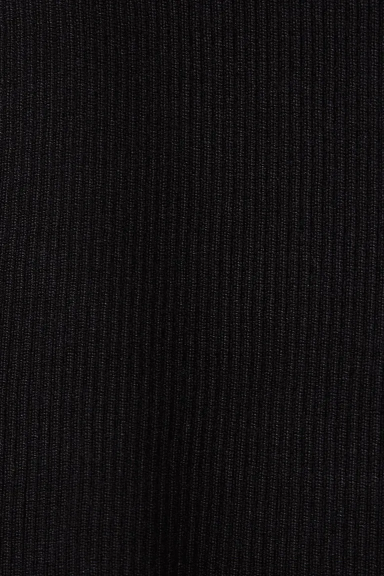 884119000