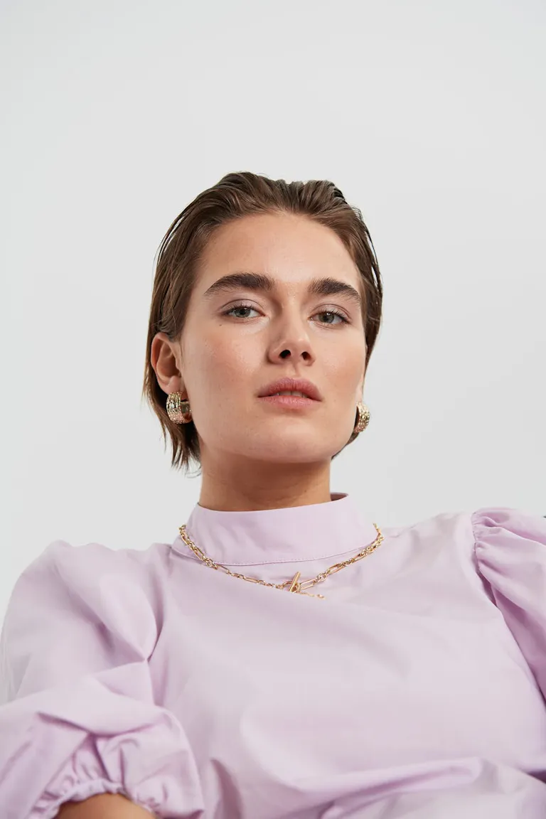 889394000