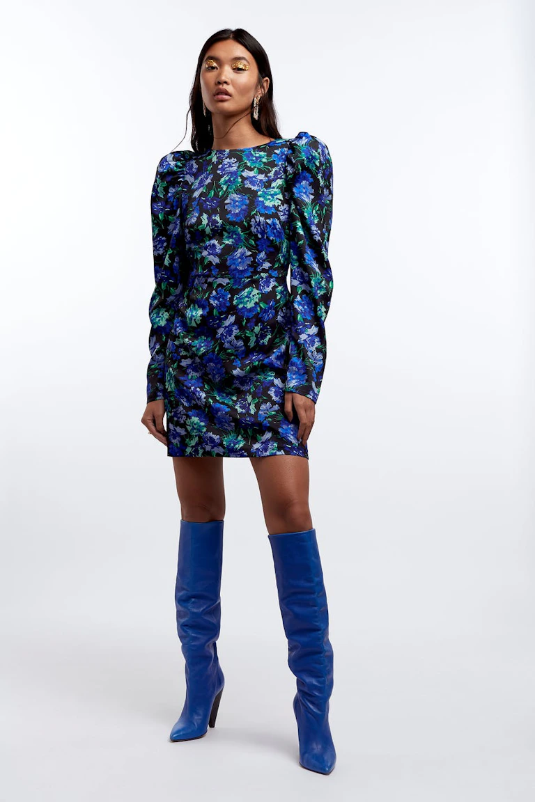 889595135