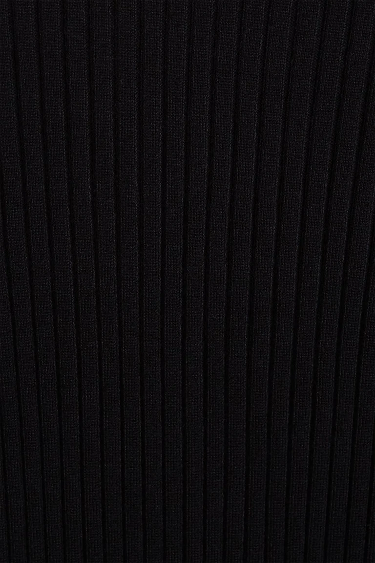 890779000