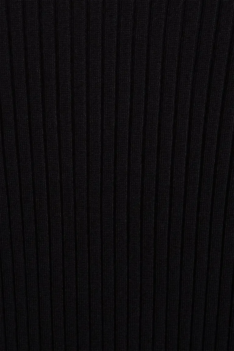 890779000