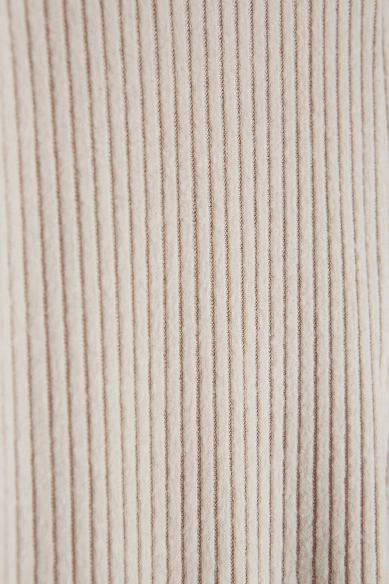 891091040