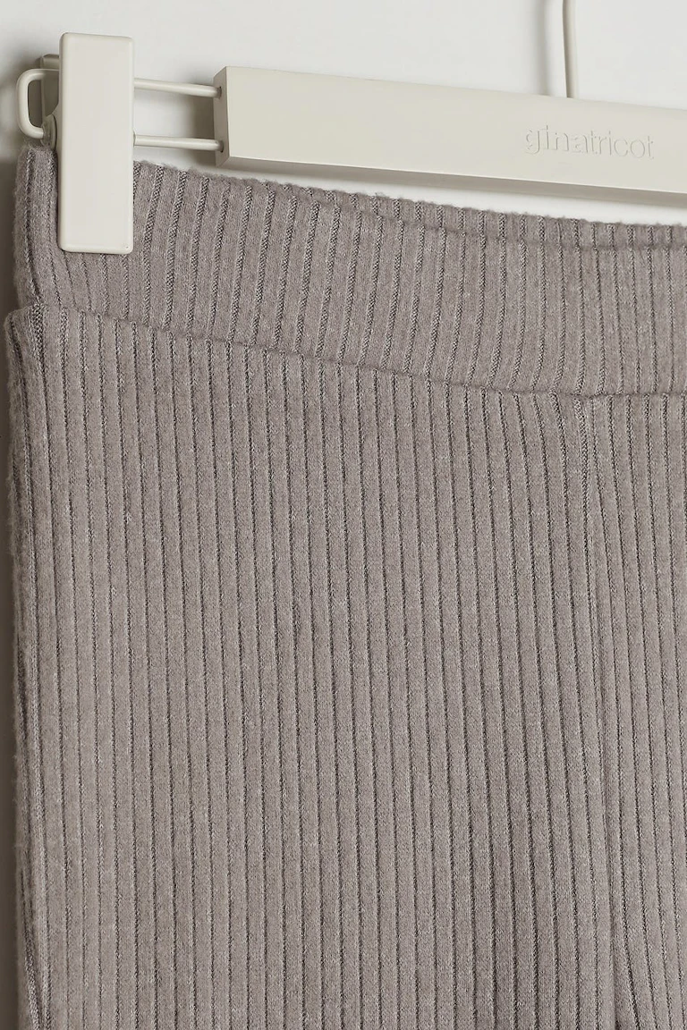 891097418