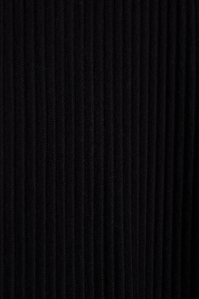 891099000