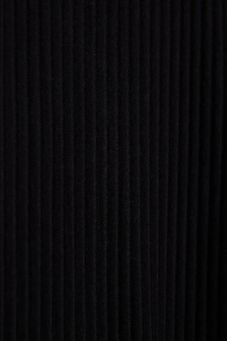891099000