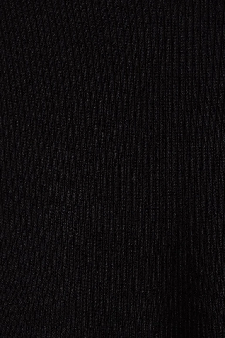 891879000