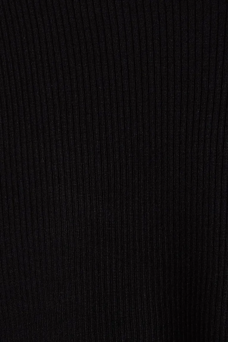 891879000