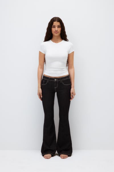 Mushukga siyayotgan erkakning surati